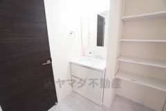 三面鏡裏収納付き洗面化粧台です＾＾ 歯磨きセットやスキンケア用品などの収納に便利ですね。 洗面台横には可動棚収納付き＾＾雑然とした洗面室がすっきり片付けやすくなります＾＾ 