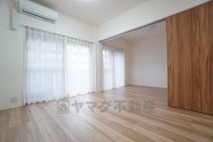 大きな掃き出し窓のあるリビングは、陽光あふれる明るい空間です。ゆったりと寛げる憩いの場となりそうです。 