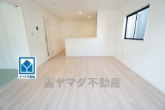 家族が集まる開放的なリビング。思い思いの時間を過ごしたり食事をしたり、素敵な団らんの場になりますね。