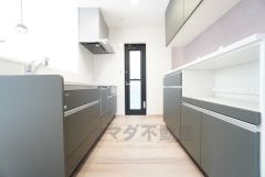 カップボード完備で作業の効率が大幅アップ＾＾ キッチン横には、家庭ごみの仮置きに重宝する勝手口付き。勝手口があることで、通風・採光の確保になります。