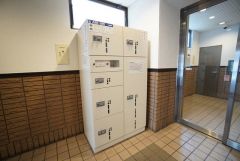不在時でも荷物が受け取れる宅配ボックス完備。共働きの家庭や外出の多い方に便利。お子様の留守番中も安心ですね＾＾