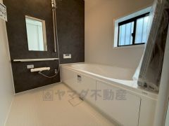 1日の疲れを癒すくつろぎのバスルーム。足を伸ばしてもゆったりと入れるサイズです。お子様と一緒にお風呂に入っても狭くないですね＾＾