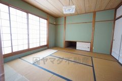 8帖。 主寝室としてお使いいただけそうなこちらのお部屋は、日当たりが良く、爽やかな風を感じて起きる朝は、快適生活の始まりに。