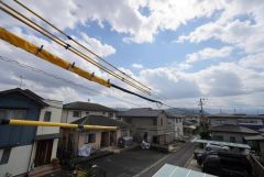 目の前に日差しを遮る建物がないので、日当たり＆風通し良好です＾＾心地よい自然の光や風を感じることができ、ほどよく開放感のある空間がつくれます。