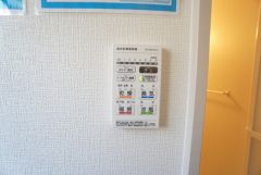 浴室暖房乾燥機には、暖房、乾燥、涼風、換気の4つの機能が付いています。タイマー付きです。換気・雨の日の洗濯も安心です＾＾