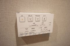 節水・静音設計でエネルギーを効率よく使用し省エネ。汚れをガードする構造でサッと一拭き、お手入れが簡単。手洗い付き。
