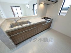 対面式キッチンなのでリビングにいるご家族とコミュニケーションを取りながら洗い物や、お料理が楽しめそうですね＾＾