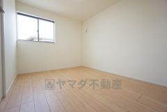 5.3帖。住む人のこだわりを活かす洋室＾＾クローゼットもあり荷物もすっきり片付けられ、ゆとりのある暮らしが出来ます＾＾ 