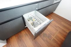 家事の時間が短縮できる食器洗い乾燥機付。億劫な後片付けもラクラクです。