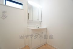 三面鏡裏収納付き洗面化粧台です＾＾ 歯磨きセットやスキンケア用品などの収納に便利ですね。 ランドリースペース上部には窓も付いており換気に便利です＾＾