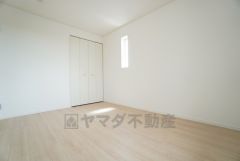 6帖。木の温もりがやさしいフローリングとシンプルなクロスで、住む人のこだわりを活かす洋室＾＾広めのクローゼットもあり荷物もすっきり片付けられ、ゆとりのある暮らしが出来ます＾＾ 