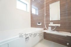 1日の疲れを癒すくつろぎのバスルーム。足を伸ばしてもゆったりと入れるサイズです。お子様と一緒にお風呂に入っても狭くないですね＾＾