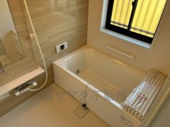 1日の疲れを癒すくつろぎのバスルーム。足を伸ばしてもゆったりと入れるサイズです。お子様と一緒にお風呂に入っても狭くないですね＾＾