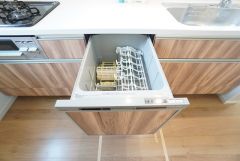 炊事時間を大幅に短縮できる食器洗浄乾燥機付き＾＾食器を洗う手間が減るので家族とのコミュニケーションの時間や自分の時間が増えますね。