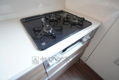 3種類の料理が同時に調理できる、3口ガスコンロ。忙しい夕食の支度時間が短縮できて効率よくお料理が楽しめます。