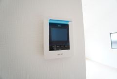 防犯はもちろん、セールスマン対策にもなるモニター付きインターホンです。お子さん1人での留守番時にも活躍しそうです。