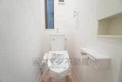 1階2階の2ヶ所にトイレがありますので、忙しい朝にも家族に気を使わず、ゆとりが生まれますね＾＾ 小窓付きで換気する時に便利です＾＾