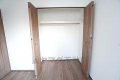 洋室にはハンガーパイプ付きのクローゼットが設けられています。たっぷり収納できるので衣替えの心配もいりませんね＾＾