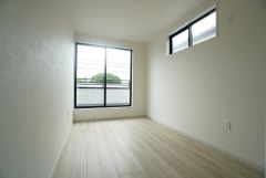 主寝室としてお使いいただけそうなこちらのお部屋は、日当たりが良く、爽やかな風を感じて起きる朝は、快適生活の始まりに。