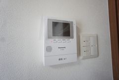 防犯はもちろん、セールスマン対策にもなるモニター付きインターホンです。 来訪者の顔が見えるので安心ですね＾＾ 