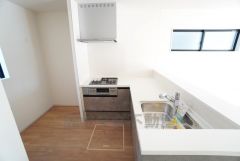 対面式キッチンなのでリビングにいるご家族とコミュニケーションを取りながら洗い物や、お料理が楽しめそうですね＾＾