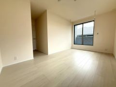主寝室としてお使いいただけそうなこちらのお部屋は、日当たりが良く、爽やかな風を感じて起きる朝は、快適生活の始まりに。