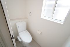 温水洗浄機付トイレです。節水機能もあるので、安心して使えますね。すっきりした見た目で、トイレ奥の掃除もしやすいです＾＾