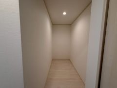 キッチン後方には、大容量のパントリー・収納が付いています＾＾食料品だけでなく日用品などの収納にも＾＾