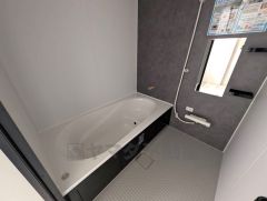 1日の疲れを癒すくつろぎのバスルーム。足を伸ばしてもゆったりと入れるサイズです。お子様と一緒にお風呂に入っても狭くないですね＾＾