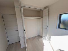 洋室にはハンガーパイプ付きのクローゼットが設けられています。たっぷり収納できるので衣替えの心配もいりませんね＾＾