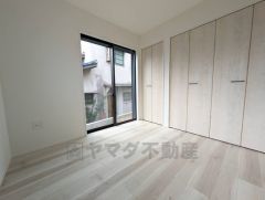 リビング隣には、洋室を用意。客間としてはもちろん、お子様のお昼寝スペースや書斎としても活躍してくれそうです＾＾収納量充実＾＾