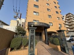 清掃の行き届いたきれいなエントランス。