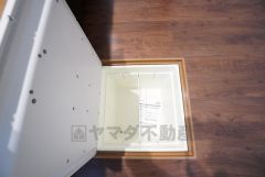 キッチンに床下収納があります。長期保存ができるもの、あまり使わないもの、シーズンものの調理器具、防災グッズを入れておくのもいいですね。