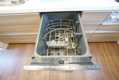 炊事時間を大幅に短縮できる食器洗浄乾燥機付き。食器を洗う手間が減るので家族とのコミュニケーションの時間や自分の時間が増えますね。