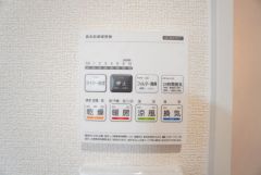 雨の日の洗濯も安心できる浴室暖房乾燥機付き浴室。リモコンで操作もボタン1つで簡単です。