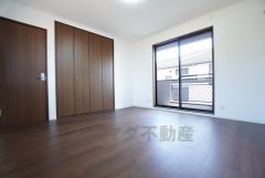 8帖。主寝室としてお使いいただけそうなこちらのお部屋は、日当たりが良く、爽やかな風を感じて起きる朝は、快適生活の始まりに。