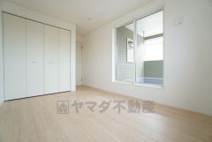 6.5帖。主寝室としてお使いいただけそうなこちらのお部屋は、日当たりが良く、爽やかな風を感じて起きる朝は、快適生活の始まりに。