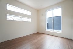 主寝室としてお使いいただけそうなこちらのお部屋は、日当たりが良く、爽やかな風を感じて起きる朝は、快適生活の始まりに。