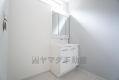 三面鏡裏収納付き洗面化粧台です＾＾ 歯磨きセットやスキンケア用品などの収納に便利ですね。生活感も隠すことができ、来客時にも安心です。