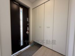 ご家族の靴をスッキリと片付けられるシューズボックス付きの玄関です＾＾スッキリと片付いた玄関は気持ちがいいです。