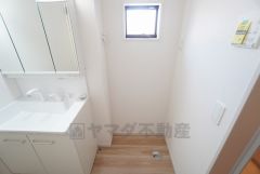 ランドリースペース上部には窓も付いており換気に便利です＾＾