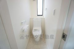 1階2階の2ヶ所にトイレがありますので、忙しい朝にも家族に気を使わず、ゆとりが生まれますね＾＾ 小窓付きで換気する時に便利です＾＾