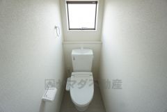 1階2階の2ヶ所にトイレがありますので、忙しい朝にも家族に気を使わず、ゆとりが生まれますね＾＾ 小窓付きで換気する時に便利です＾＾