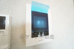 防犯はもちろん、セールスマン対策にもなるモニター付きインターホンです。 来訪者の顔が見えるので安心ですね＾＾