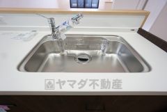 大きなお鍋も楽々洗える幅の広いシンクです＾＾ステンレスシンクなので簡単にお掃除できますよ。洗剤やスポンジもすっきりできる収納付き。