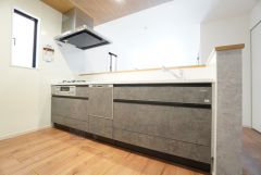 対面式キッチンなのでリビングにいるご家族とコミュニケーションを取りながら洗い物や、お料理が楽しめそうですね＾＾