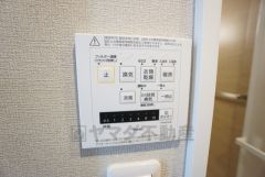浴室暖房乾燥機付き。天候に左右されず、いつでも好きなときに洗濯物を干せるので、仕事や家事で忙しい方に重宝します。
