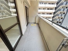 リビングと洋室どちらからでも出入り可能なバルコニー。お洗濯やお布団干しはもちろん、日光浴スペースにも。