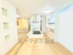 キッチンと横並びにダイニングテーブルを置くことで配膳動線が短くなり、家事負担も軽減されますね＾＾