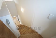 リビング階段は顔を合わせる時間が増えるので、ご家族とのコミュニケーションがとりやすく距離がグッと縮まりそうですね＾＾ 昇り降りのしやすいストレート階段です＾＾ 